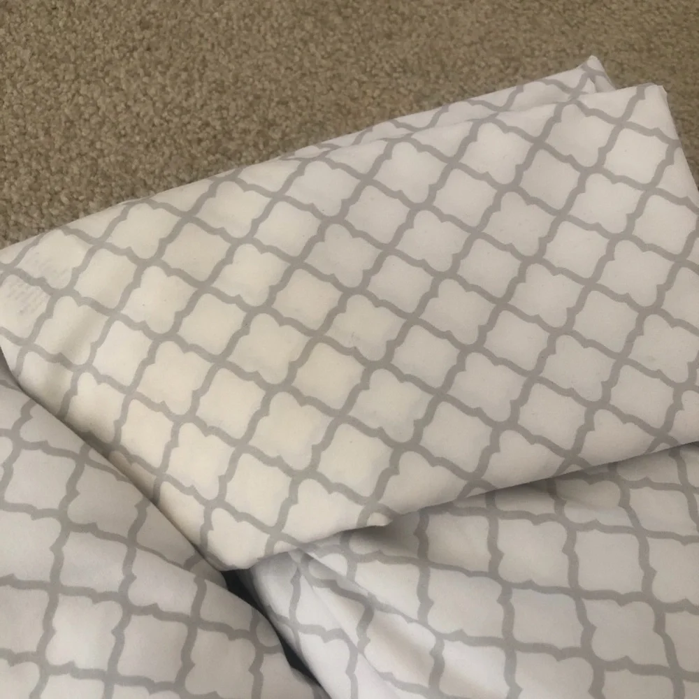 London Kaye Queen Sheet Set white and gray geometrical pattern